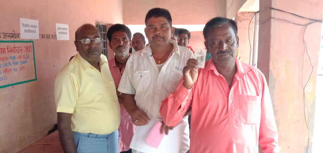 Jharkhand Panchayat Chunav: निजी वाहन से मतपेटी ले जा रहे पदाधिकारी को ग्रामीणों ने बनाया बंधक 