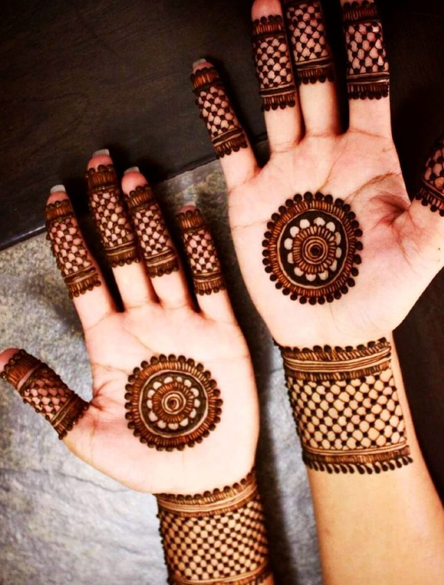 Mehndi Designs: आपके खूबसूरत हाथों पर बेहद सुंदर लगेगी ये सिंपल और स्टाइलिश  गोल टिक्की मेहंदी डिजाइन्स | Special and easy Mehndi Design: Easy and Simple  Mehndi Designs Images and ...