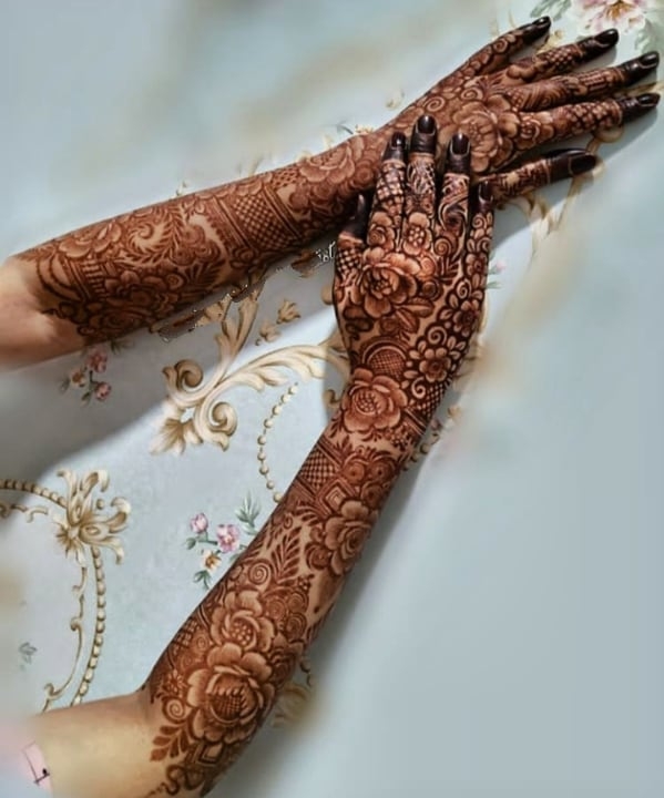 Traditional bridal makeup. Mehendi design in Indian bride using powdered  leaves of Henna plant, a medicinal plant also Stock Photo - Alamy