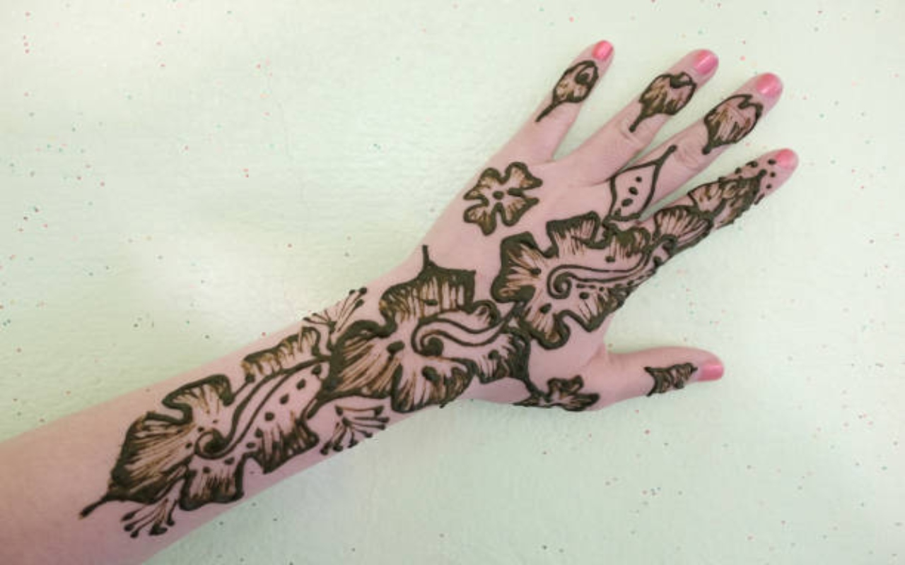 Dark Mehendi Tips | Follow These Easy Tips To Get Natural Dark Mehendi -  Dark Mehendi Tips: खूब चढ़ेगा हाथों पर मेहंदी का रंग, जब अपनाएंगे ये ट्रिक  | Lifestyle News In Hindi