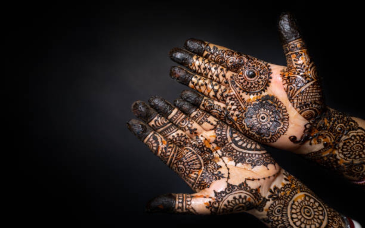 Different Types Of Mehndi Designs For Karwa Chauth 2023-पहला करवा चौथ है और  दुल्हन की तरह हाथों पर सजाना चाहती हैं मेहंदी, यहां देखें लेटेस्ट डिजाइन,  दिल हो जाएगा ...