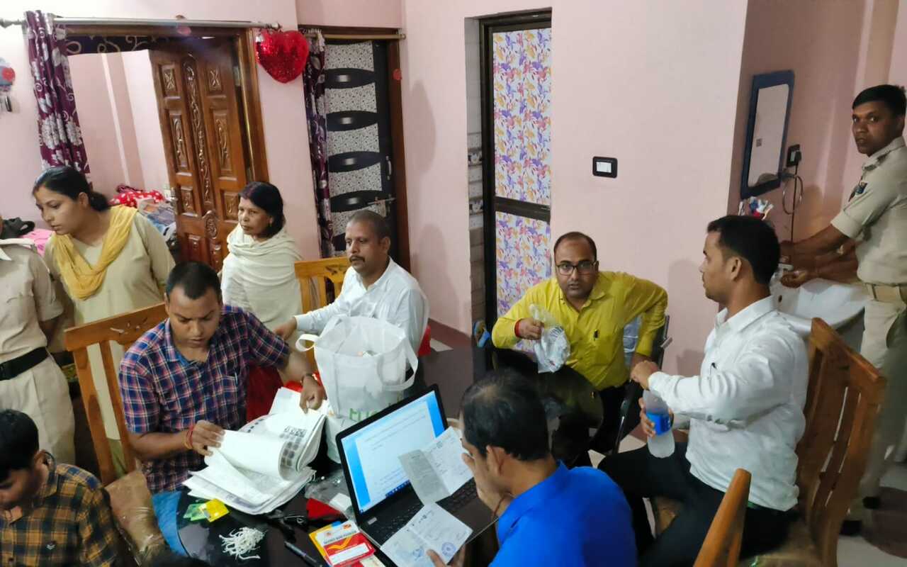 Photos: बांका के कार्यपालक अभियंता के ठिकानों पर विजिलेंस की छापेमारी, कैश व जमीन के कागजात बरामद 1 Undefined